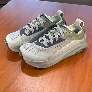 Altra Olympus 6 Light Gray and Dark Gray Trail Running Shoes